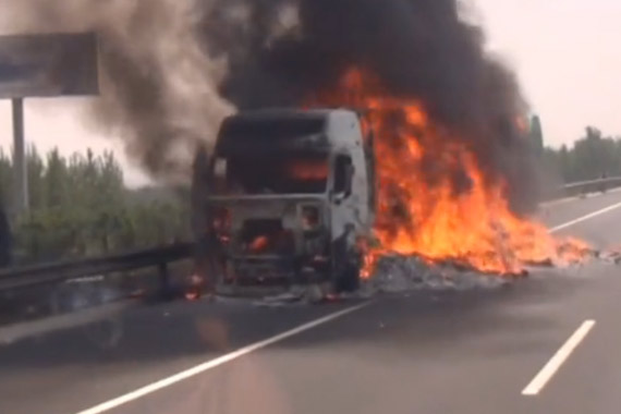 视频：大货车高速路起火十几分钟便烧成空壳