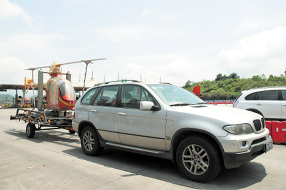 视频：宝马当苦力 拉着直升机高速飞驰