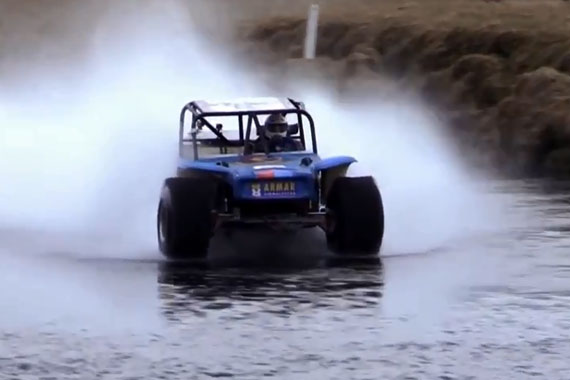 视频：1600HP轻功水上漂 创世界纪录