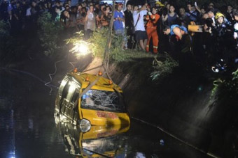 视频：湖南校车坠水库救援现场 车被吊起现遗体