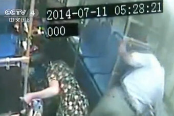 视频：长沙公交起火监控 乘客奔逃司机淡定灭火