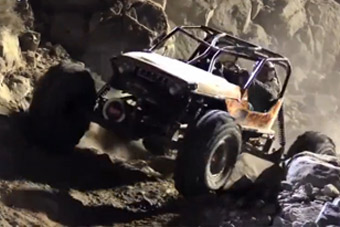 视频：爆强！改装大脚怪挑战极限爬石坡越野