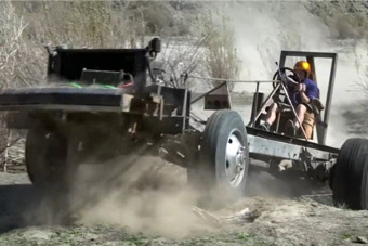 视频：房车改装卡丁车 挑战越野极限运动