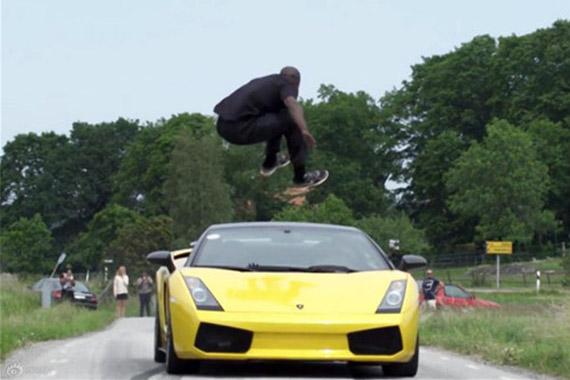 视频：真的没开外挂吗 瑞典男子迎面飞跃高速行驶兰博基尼