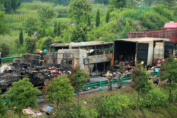 视频：湖南两车相撞爆燃现场 5车烧毁场景惨烈