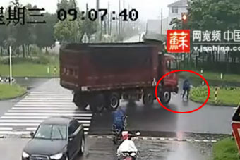 视频：实拍女子目睹车祸 闯灯看热闹遭卡车碾压