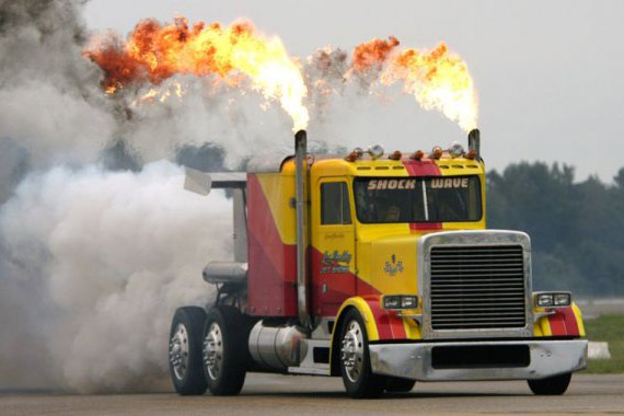 视频：擎天柱着火啦 世界上最快的卡车