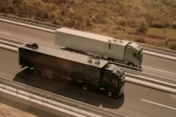 视频：小伙伴惊呆了！美女在行驶卡车间走钢丝