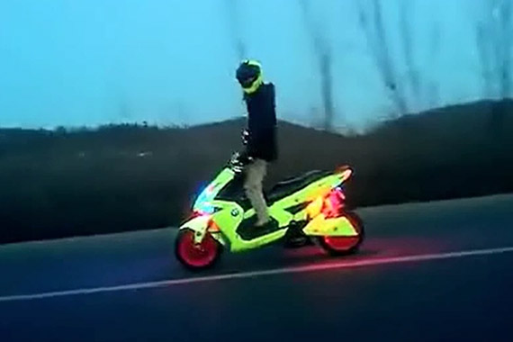 视频：电动车渤海大道时速150秒杀尼桑