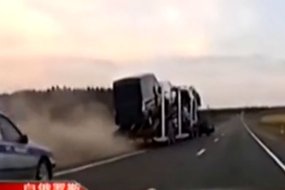 视频：实拍白俄罗斯重卡司机醉驾与交警对飚