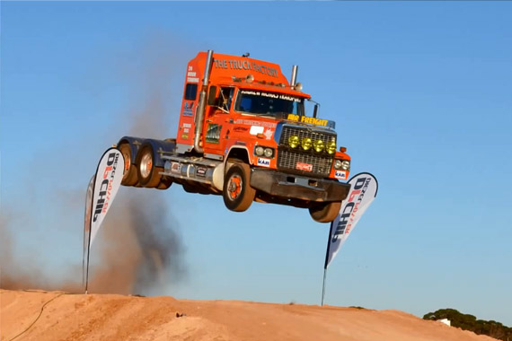 视频：澳大利亚牵引车头高空跳跃表演