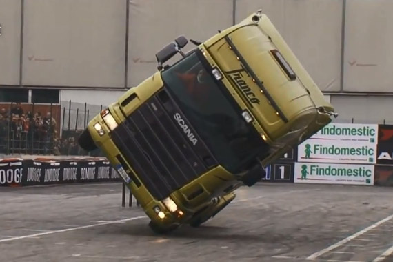 视频：特技演员上斜坡玩转载重汽车