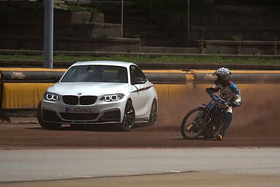 视频：宝马M235i vs Speedway Bike漂移秀