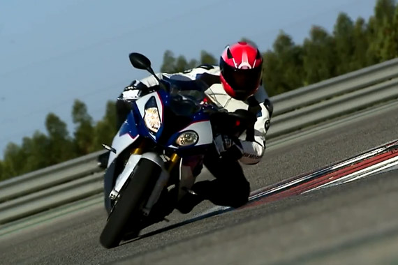 视频：终极运动型摩托之王 新款宝马S1000RR