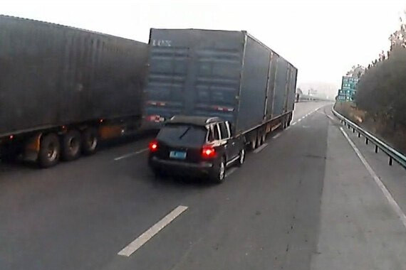 视频：大货车拖行追尾卡宴数公里浑然不知