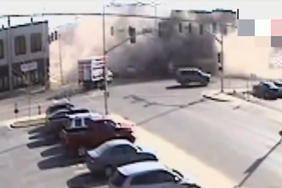 视频：车硬还是楼渣 女偷车贼失控撞塌一栋楼