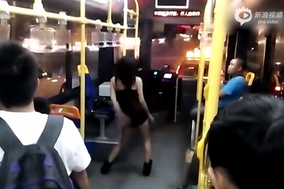 视频：女子公交车大跳钢管舞 蓝衣男淡定观看