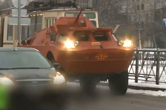 视频：苏联装甲车改头换面 变身霸气出租车