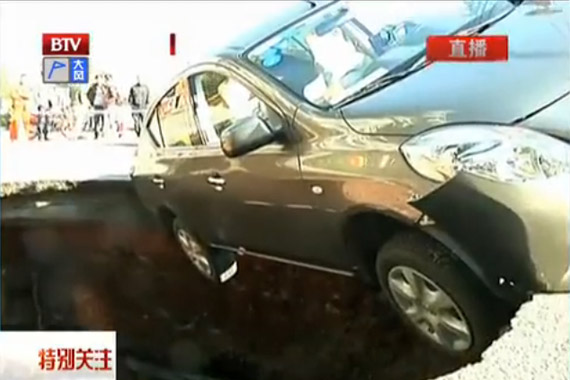 视频：实拍路面突陷大坑汽车卡边缘惊险悬空