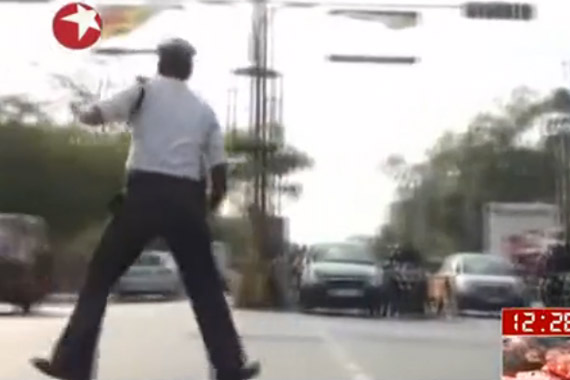 视频：印度交警街头大秀太空步激情指挥交通