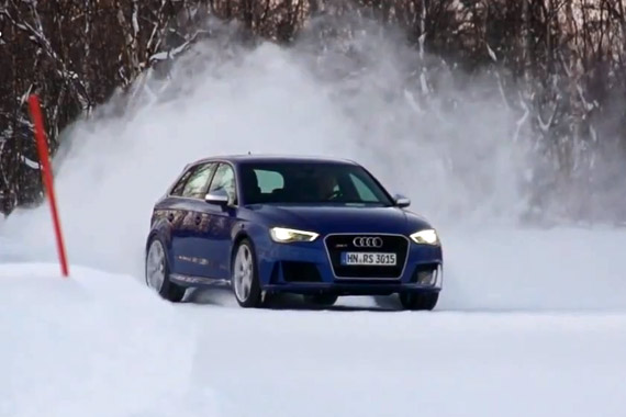 视频：奥迪RS3雪地漂移尽显炫酷运动魅力