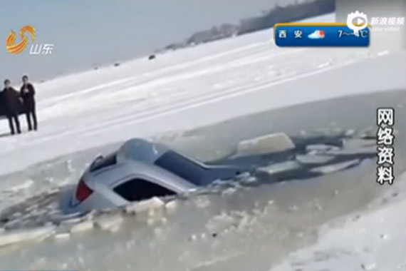 视频：豪车坠入冰窟5分钟沉水底 3人跳窗逃生