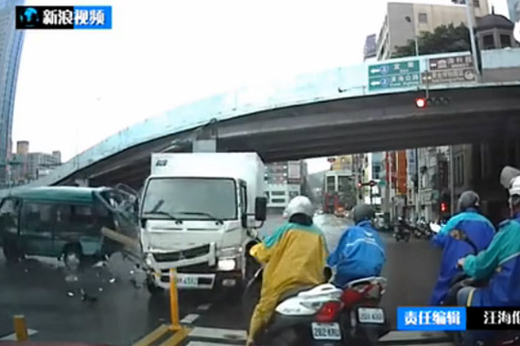 视频：面包车和货车猛烈碰撞被甩出 乘客惊叫