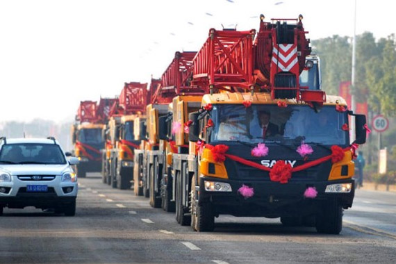 视频：奇葩土豪开吊车组队迎娶新娘