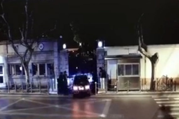 视频：男子驾车冲撞上海美领馆 武警被顶飞