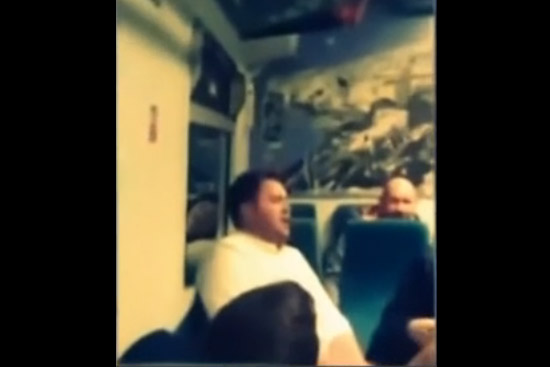 视频：快递员火车上飙高音唱歌剧震惊全场
