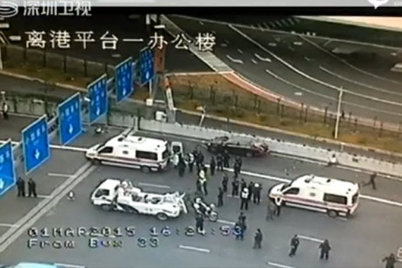 视频：深圳机场车祸现场 轿车失控扫飞一排人