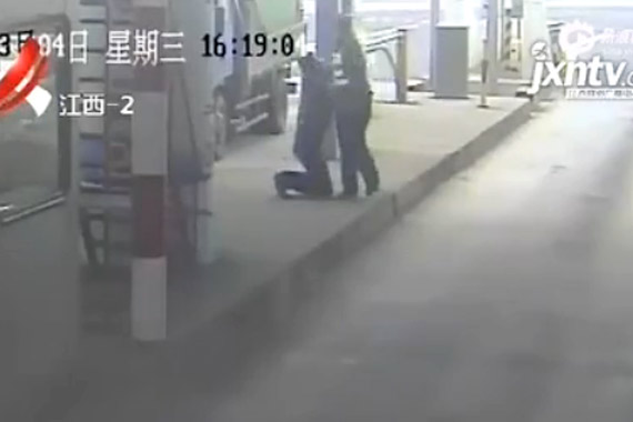 视频：变造车牌被逮 宝马车主紧追民警连下跪