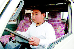 视频：10岁男童偷开汽车高速上兜风