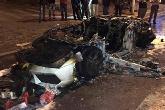 视频：实拍沈阳一辆兰博基尼自燃 烧成废铁