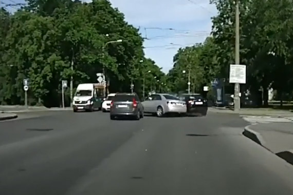 视频：不要命的真多！俄罗斯6月车祸合辑