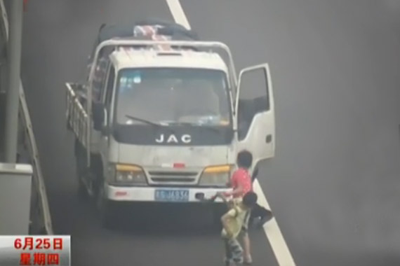 视频：小货车高速路抛锚 一家四口当纤夫拉车