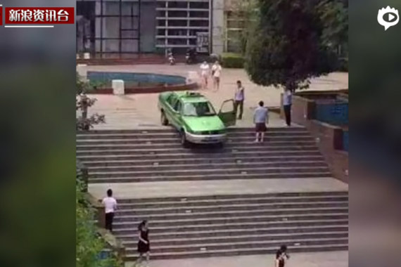 视频：成都的哥将车开下近百级楼梯 绝尘而去