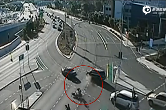 视频：澳洲飞速摩托车与汽车“擦身而过”