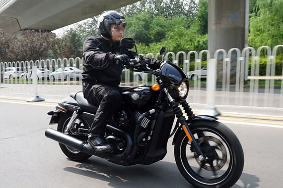 视频：新浪汽车体验试驾哈雷Street 750