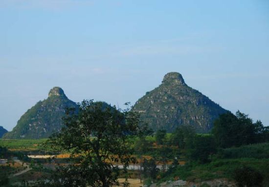 贵州双乳峰旅游