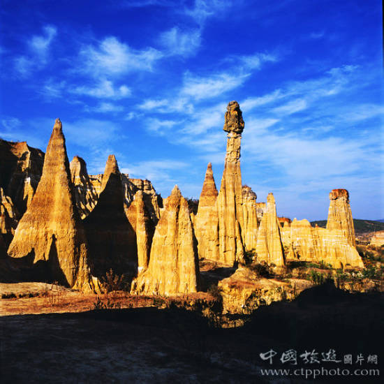 这是浪巴铺土林中最漂亮的一座,其顶部形似女皇头,可惜在前两年的地震中受到损坏(钟伟国摄) 这是浪巴铺土林中最漂亮的一座,其顶部形似女皇头,可惜在前两年的地震中受到损坏(钟伟国摄)
