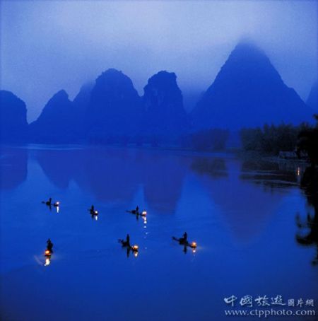 书僮山下渔火点点(陈亚江摄) 书僮山下渔火点点(陈亚江摄)