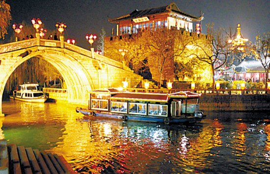 春节到枫桥古镇,可搭乘观光游船进行枫桥夜游,听寒山寺钟声。(王建中/CFP) 春节到枫桥古镇,可搭乘观光游船进行枫桥夜游,听寒山寺钟声。(王建中/CFP)