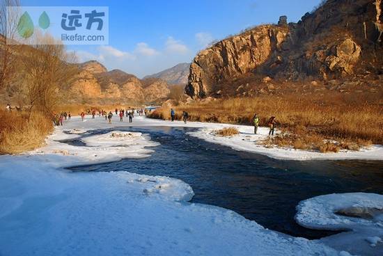 白河走冰的人们 (摄:山水行) 白河走冰的人们 (摄:山水行)