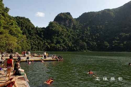 新浪旅游配图:岛上火山湖可以游泳 摄影:尘缘(Y哥) 新浪旅游配图:岛上火山湖可以游泳 摄影:尘缘(Y哥)