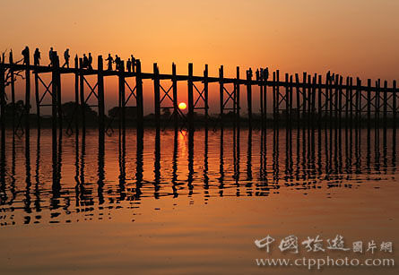 曼德勒的情人桥是很受喜欢的一座古桥,青年定情时喜欢手挽手在情人桥上走一走,祈求爱情美满婚姻幸福(李志雄摄) 曼德勒的情人桥是很受喜欢的一座古桥,青年定情时喜欢手挽手在情人桥上走一走,祈求爱情美满婚姻幸福(李志雄摄)