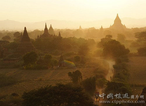 蒲甘有世界上最华美的日落,夕阳洒在高耸的佛塔上,金色的美景让人过目不忘(李志雄摄) 蒲甘有世界上最华美的日落,夕阳洒在高耸的佛塔上,金色的美景让人过目不忘(李志雄摄)