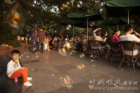 一名儿童吹出五彩缤纷的气泡(谢光辉摄) 一名儿童吹出五彩缤纷的气泡(谢光辉摄)