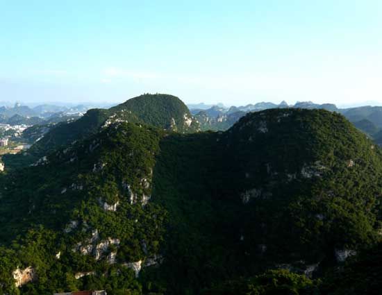 雄峙江畔形若奔马 柳州马鞍山揽翠