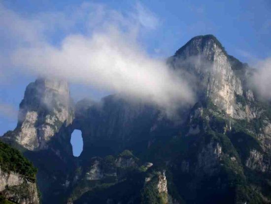 38 天门洞开天门洞开天门洞是天门山最具有代表意义的景点,它位于天门